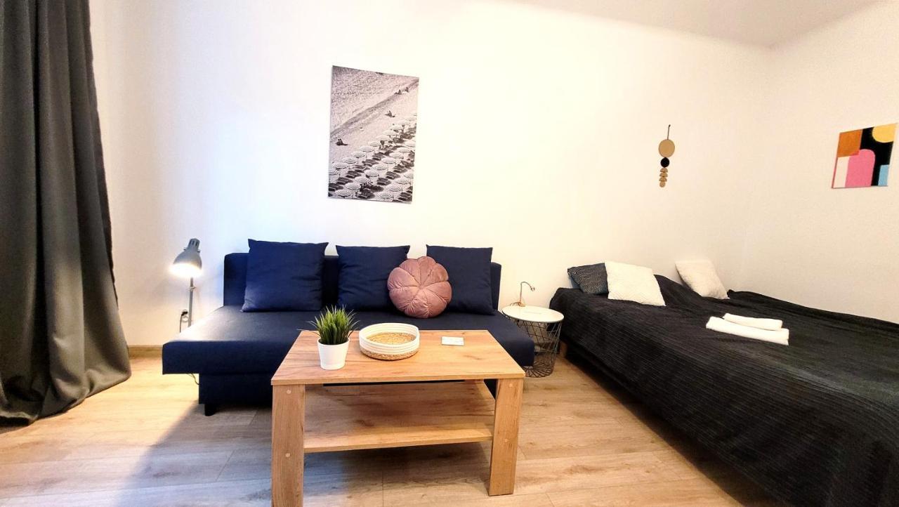 Great Life - Apartment Next To Metro Station Varşovia Exterior foto